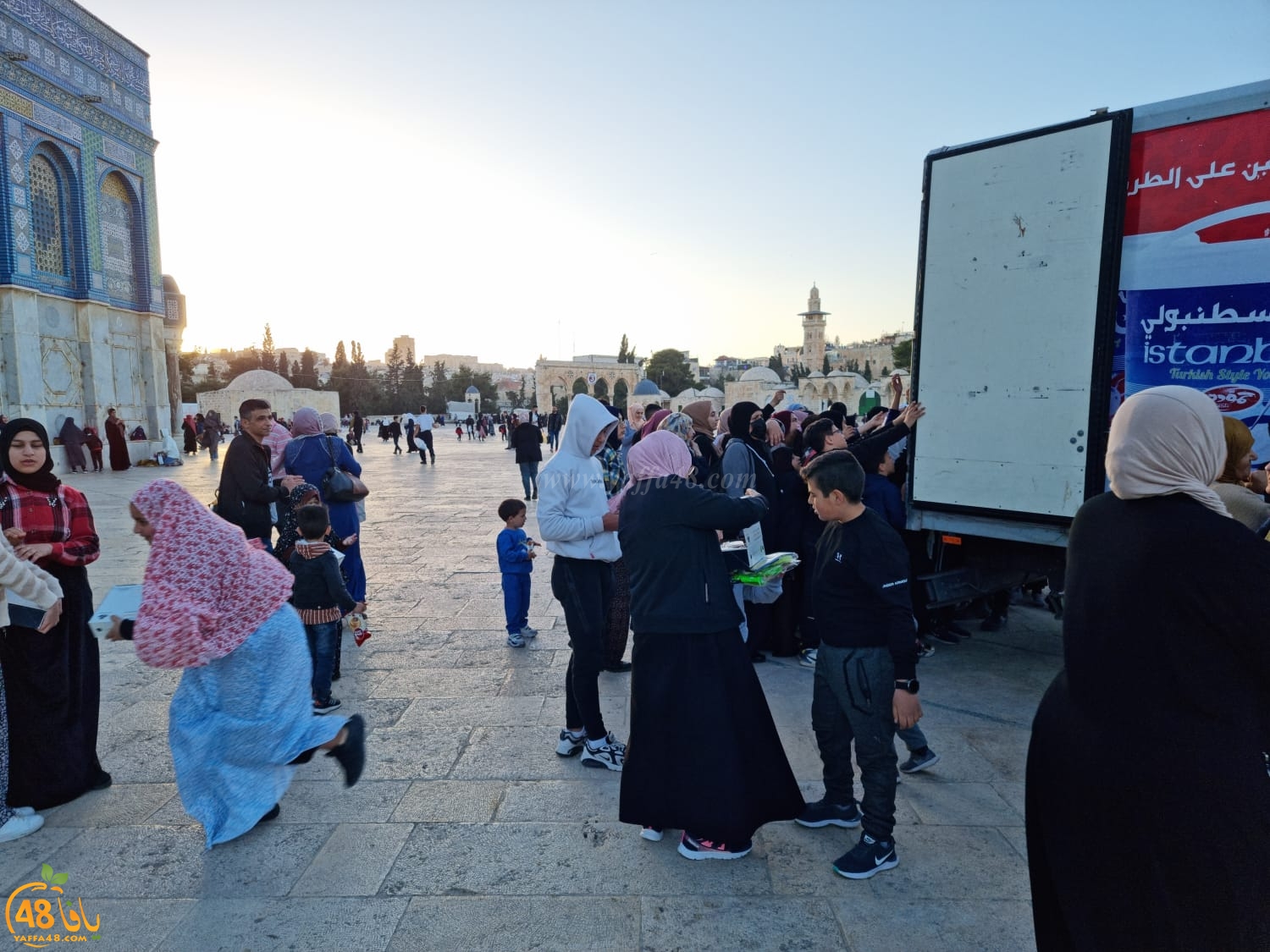  جولة في رحاب المسجد الأقصى قبيل موعد الافطار